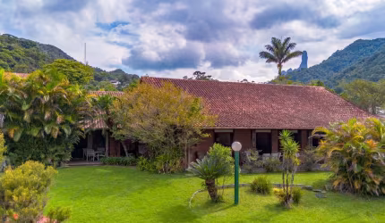 Casa linear com 5 suítes no bairro Comary, Teresópolis