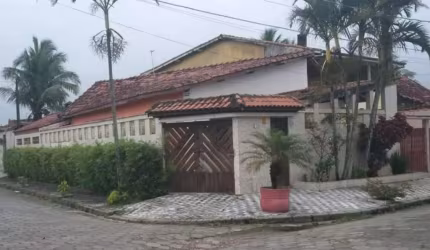 Casa a venda a 200 metros da praia em Mongaguá!