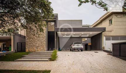 Casa Nova em Alphaville, Térrea, 4 Suítes, em um dos Melhores Condomínios do Brasil!