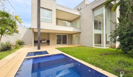 Casa de Luxo com 480m² Construídos em Condomínio Exclusivo