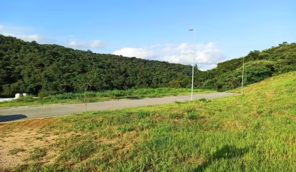 Terreno à venda, 420 m² , Fundos P/ Mata! Vista P/ Serra!