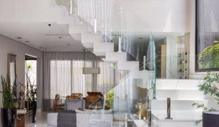 Casa com pé direito duplo e Projeto diferenciado de Marcenaria em todos os ambientes, 5 suítes !