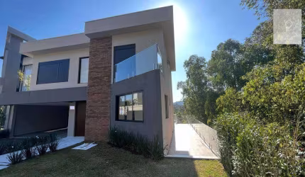 Linda Casa Nova, Moderna, com 4 suítes à venda -Alphaville-SP