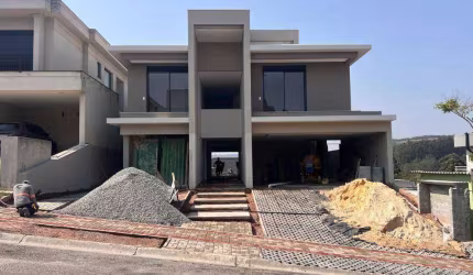 Casa Nova em Alphaville Localizada em rua sem saída com 5 suítes, 505 m² - Ithayê - Santana de Parnaíba/SP