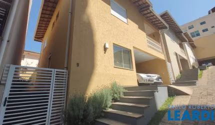 CASA EM CONDOMÍNIO - CENTRO - MG