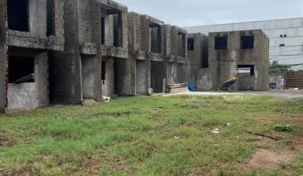 Lote com 12 casas para conclusão