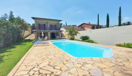 Casa na Granja Viana com 3 quartos, 1 suite.