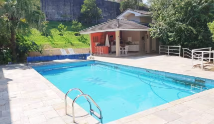 Casa à venda na Granja Viana -  Condomínio fechado - segurança 24h.