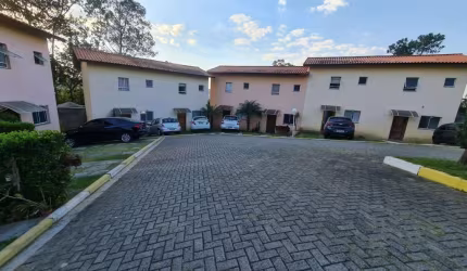 Casa com 2 dormitórios em condomínio  fechado na Granja Viana próximo ao Shopping.