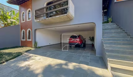 Casa à Venda na Granja Viana. 4 Dormitórios, Escritório, churrasqueira e energia solar com suorte elétrico. Aceita permuta 50% do valor.
