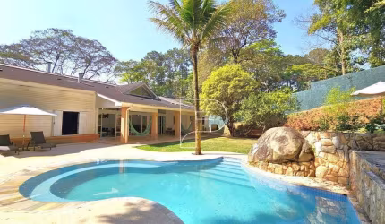 Casa com 4 suítes, casa de hóspedes e área gourmet completa por R$3.950.000,00.