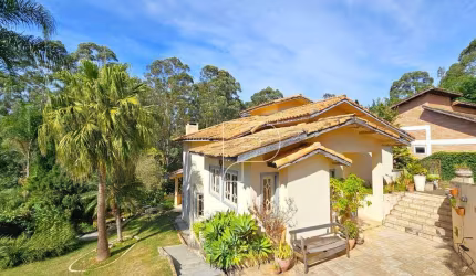 Casa em condomínio na Granja Viana!