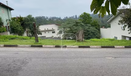 Terreno com 674m² em condomínio com lazer na região da Granja Viana