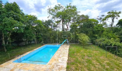 Casa em condomínio na Granja Viana!