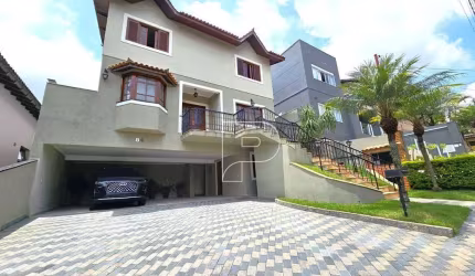 Casa em condomínio na Granja Viana!