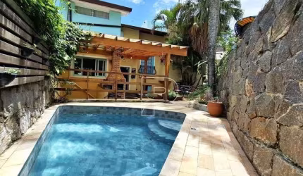 CASA À VENDA OU LOCAÇÃO NO PARQUE DOS PRÍNCIPES  4 DORMITÓRIOS COM PISCINA.