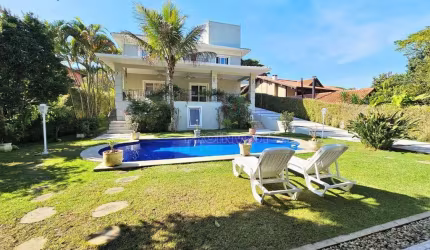 Casa à venda em condomínio na Granja Viana
