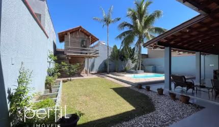 Casa à venda com 01 suíte e 02 dormitórios, 260m2 de área total, averbada, piscina e casa na árvore, no Bairro Santo Antônio.