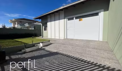 Casa plana a venda com tres quartos sendo uma suite no bairro Costa e Silva/ SC