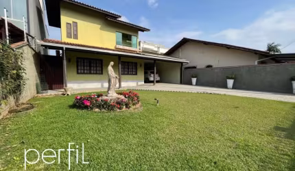 Casa Sobrado a venda com tres quartos sendo uma suite e piscina no bairro Aventureiro - Joinville/ SC