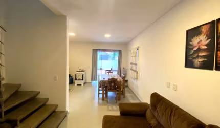 Sobrado novo com 145,41m2 com 01 suíte e 02 dormitórios no centro de Piçarras.