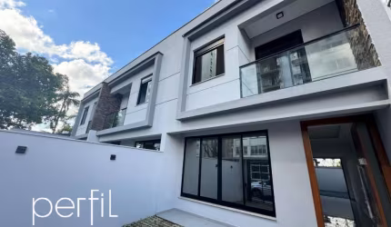 Sobrado geminado a venda com três quartos sendo uma suíte no bairro América - Joinville/ SC