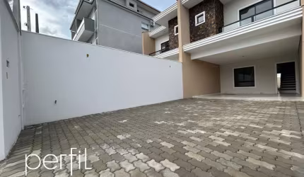 Imperdível: Casa com 3 Suítes e 4 Vagas de Garagem na Vila Nova, Joinville-SC!