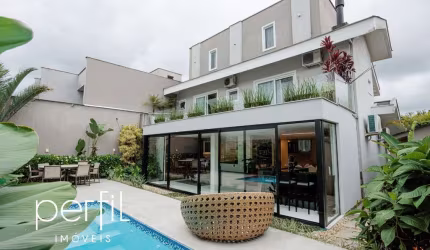 Casa à venda em Joinville-SC, com 3 quartos, 2 suítes, 3 salas, 4 banheiros, 4 vagas de garagem e 320m² de área.