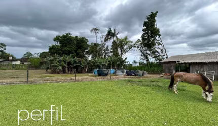 Chácara Comercial à Venda em Joinville-SC, Bairro Vila Nova - 4 Quartos, 1 Suíte, 3 Salas, 4 Banheiros, 2 Vagas de Garagem, 200m² Área.