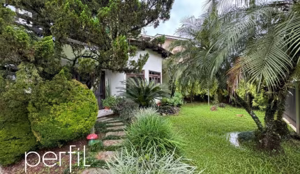 Casa à venda em Joinville-SC, bairro Santo Antônio: 4 quartos, 1 suíte, 2 salas, 2 vagas de garagem, 282,20 m² de área.