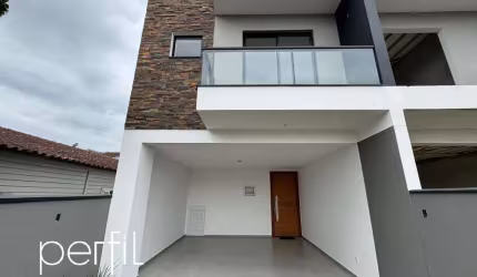 Sobrado a venda com três quartos sendo uma suíte no bairro Saguaçu - Joinville/ SC