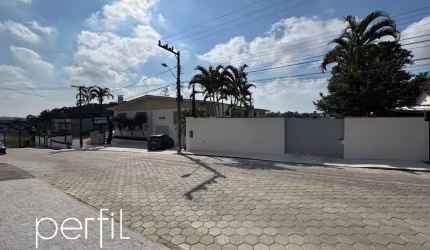 Excelente oportunidade de investimento: Galpão Comercial à venda em Joinville-SC, bairro Costa e Silva! 1.631m².