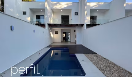 Casa Sobrado geminado à venda - 3 suítes com sacada - piscina com deck - bairro Atiradores, rua sem saída - Joinville/SC.