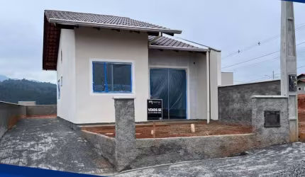 Casa com muito espaço de terreno.