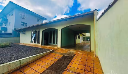 Casa com 4 dormitórios à venda, 173 m² por R$ 990.000,00 - Saguaçu - Joinville/SC
