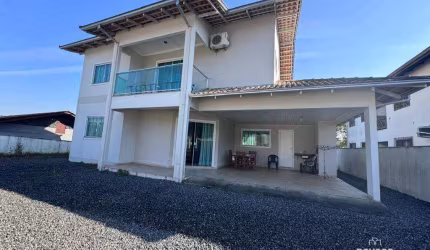 Sobrado com 4 dormitórios à venda, 237 m² por R$ 780.000,00 - Bom Retiro - Joinville/SC