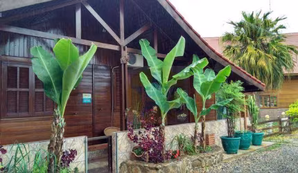 Chalé com 3 dormitórios à venda, 150 m² por R$ 850.000 - Caetetuba - Atibaia/SP