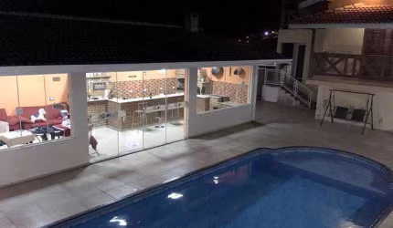 Casa de 2 Dormitórios à Venda em Condomínio Fechado em Piracaia/SP: Amplo Espaço e Luxo