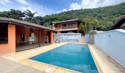 Chácara à Venda em Condomínio Fechado em Atibaia - 4 Suítes, Piscina, Espaço Gourmet e Campo de Futebol - 1.680 m²