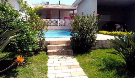 Casa à venda com excelente localização no bairro Alvinópolis, Atibaia/SP