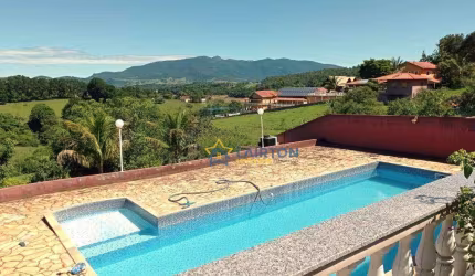 Chácara com Piscina, Salão de Jogo, Salão de Festa e 3 Dormitórios (1 Suíte)