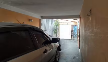 Terreno com Duas Casas e Área Gourmet: Ideal para Investimento