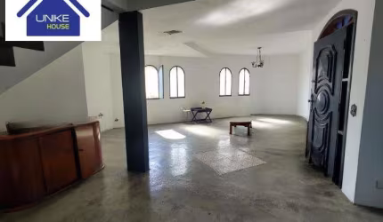 Sobrado com Potencial Incrível em Rua Segura: Ideal para sua Família!
