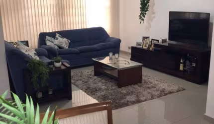 Sobrado com três quartos à venda em Jardim Caravelas