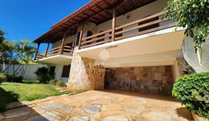 Casa com 5 quartos, sendo 2 suítes - Santa Lúcia