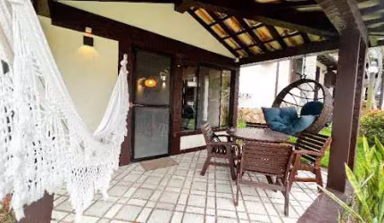 Casa em condomínio a 50m da praia!