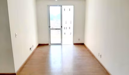 Apartamento à venda, de 3 dormitórios com suíte e sacada de frente para as piscinas em andar alto d