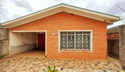 Casa à venda, 128m2, com 3 dormitórios, 2 vagas por R$ 395 mil, próximo à praça, Cidade Jardim II,