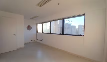 Sala Comercial com 30m² com sala e recepção 2 banheiros e uma vaga próximo ao Metrô Santa Cruz