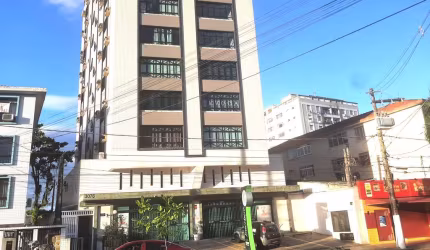 Sala comercial de 42 m² mobiliada dividida em 3 ambientes com banheiro e copa à venda no Condomínio